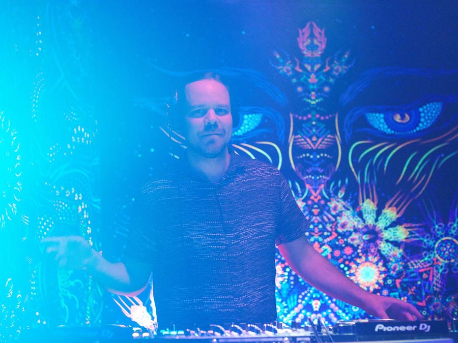Khaiku at the decks in front of a UV-painted backdrop with large eyes