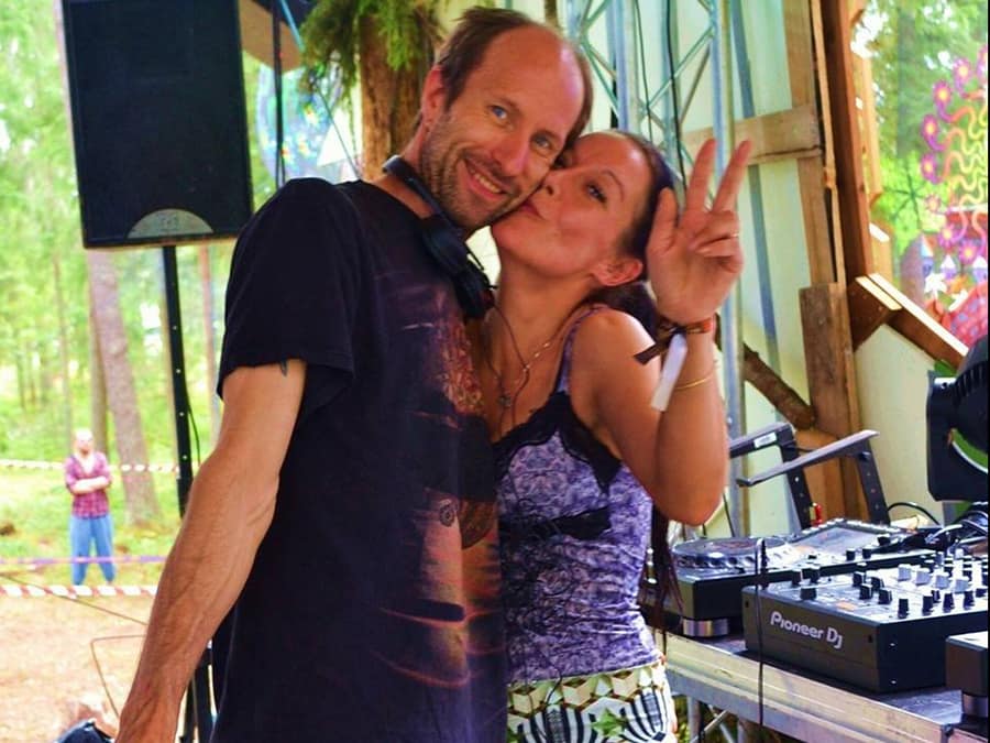 Miazu & Polly at the decks of a forest stage, Polly kissing Miazu on the cheek