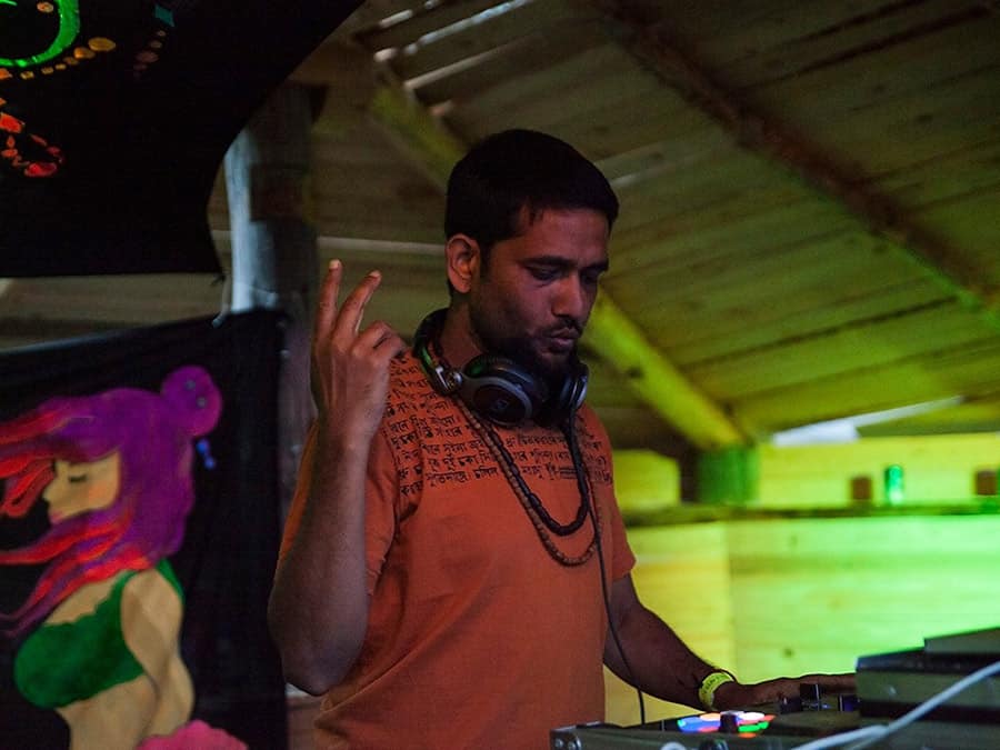 Maniac making a peace sign at the decks inside a wooden stage