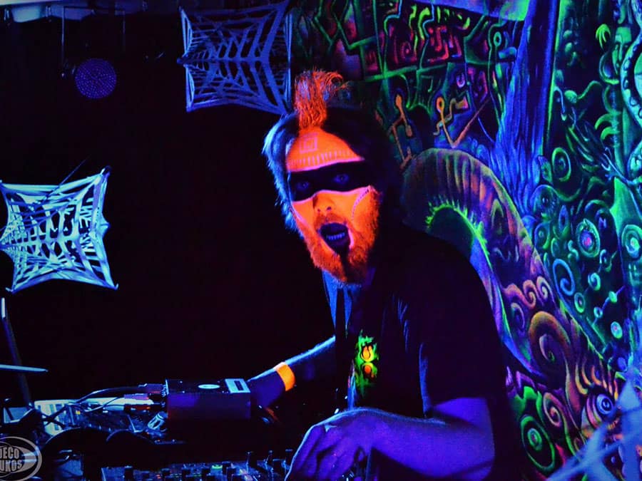 Oikeusjyvä at the decks under UV light and psychedelic decor