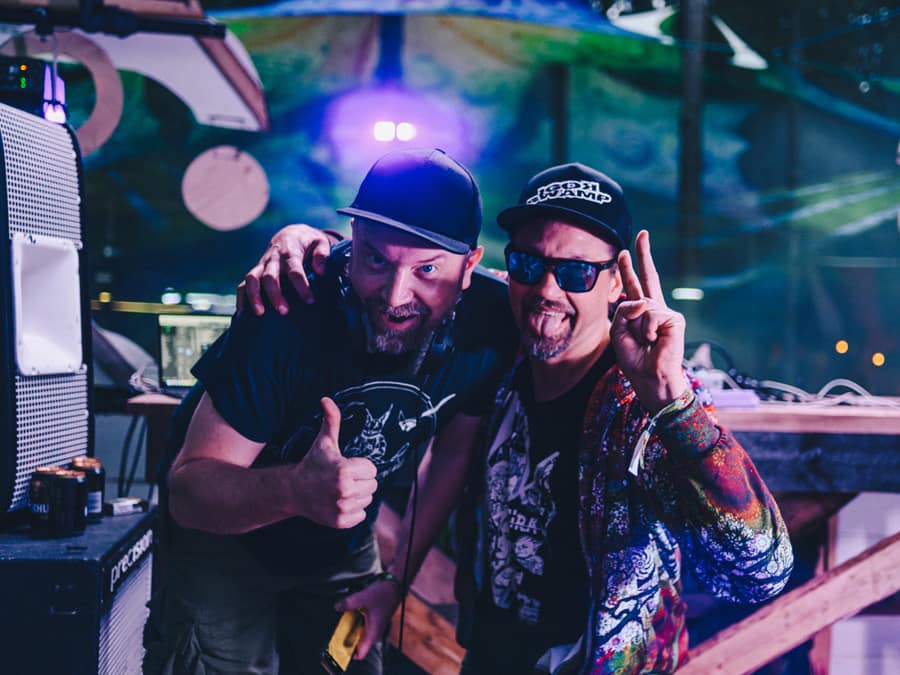 The two members of Salakavala posing at the decks, one giving a thumbs up